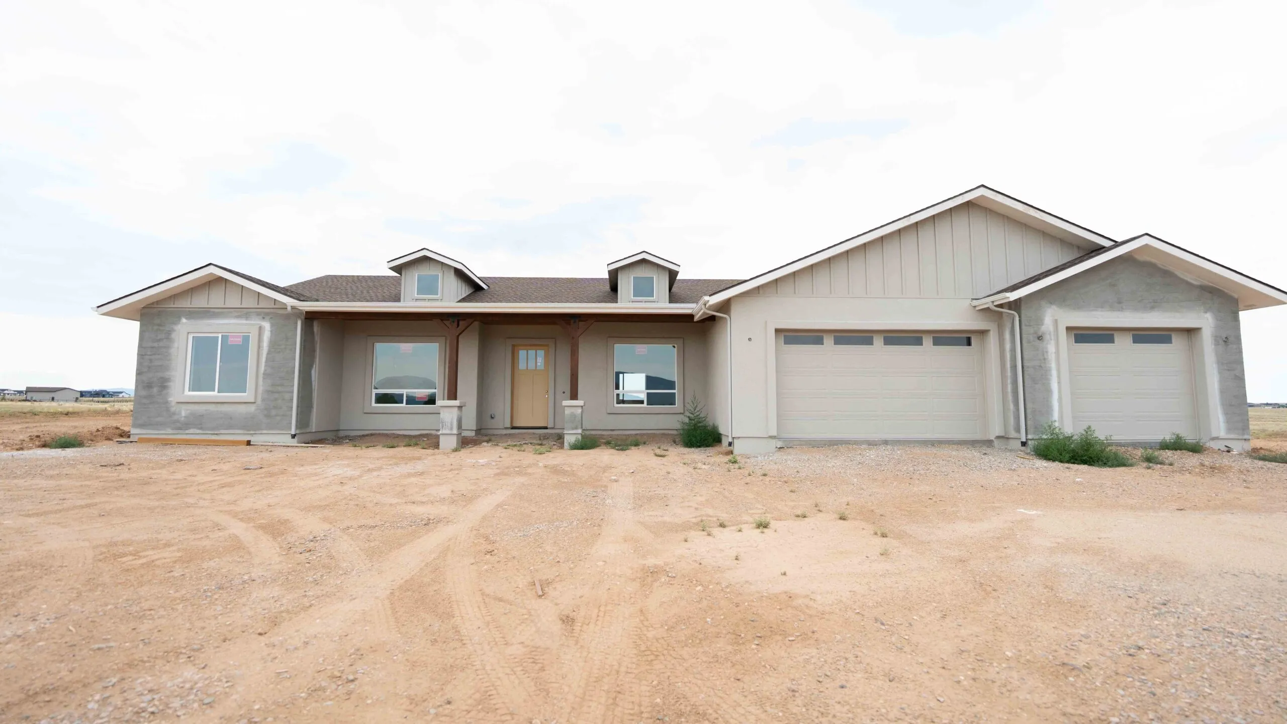 Prescott custom home with three-car garage stucco